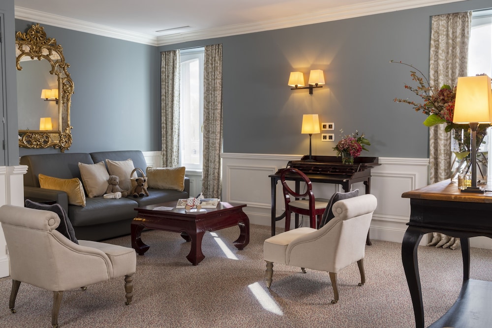 Superior Suite - Photo 13