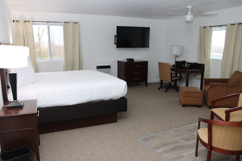 Elite Room, 1 King Bed, Kitchenette photo 1