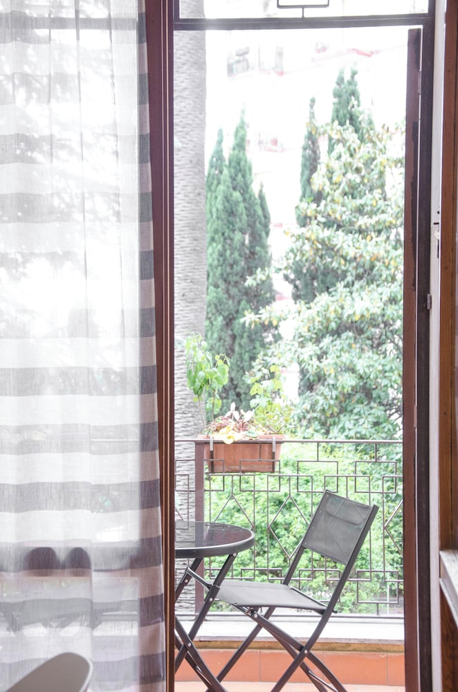 Family Room, Garden View - Photo 4