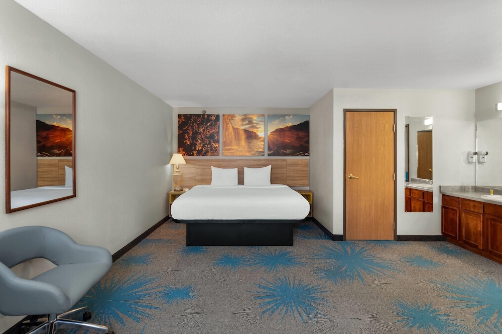 Suite, 1 King Bed with Sofa bed, Non Smoking - Photo 4