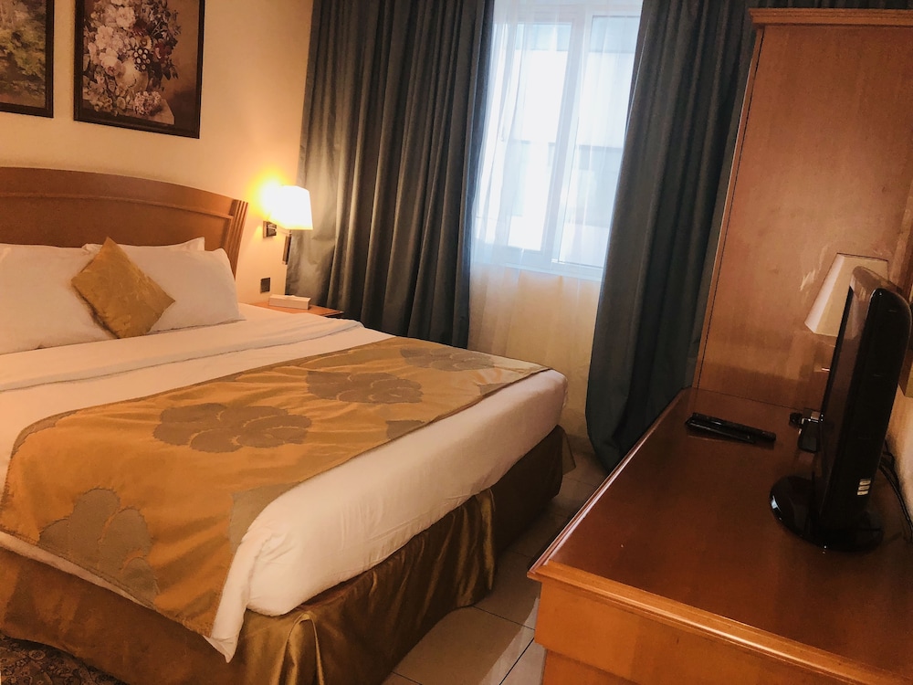 Suite, 1 King Bed, Kitchen photo 2