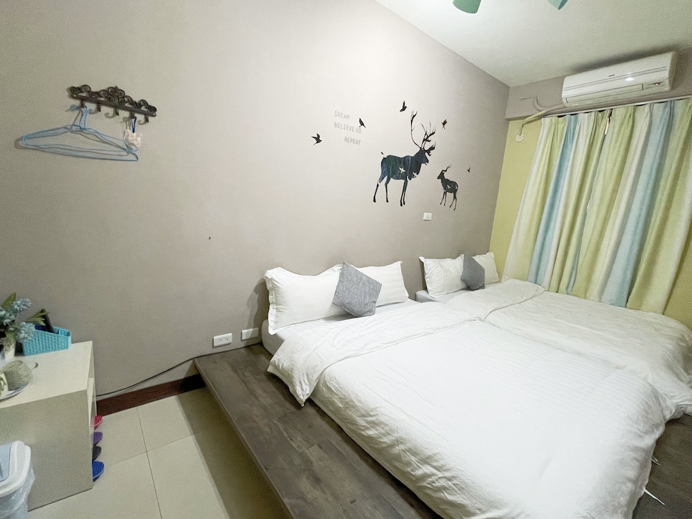 Quadruple Room, 2 Queen Beds, Non Smoking photo 3
