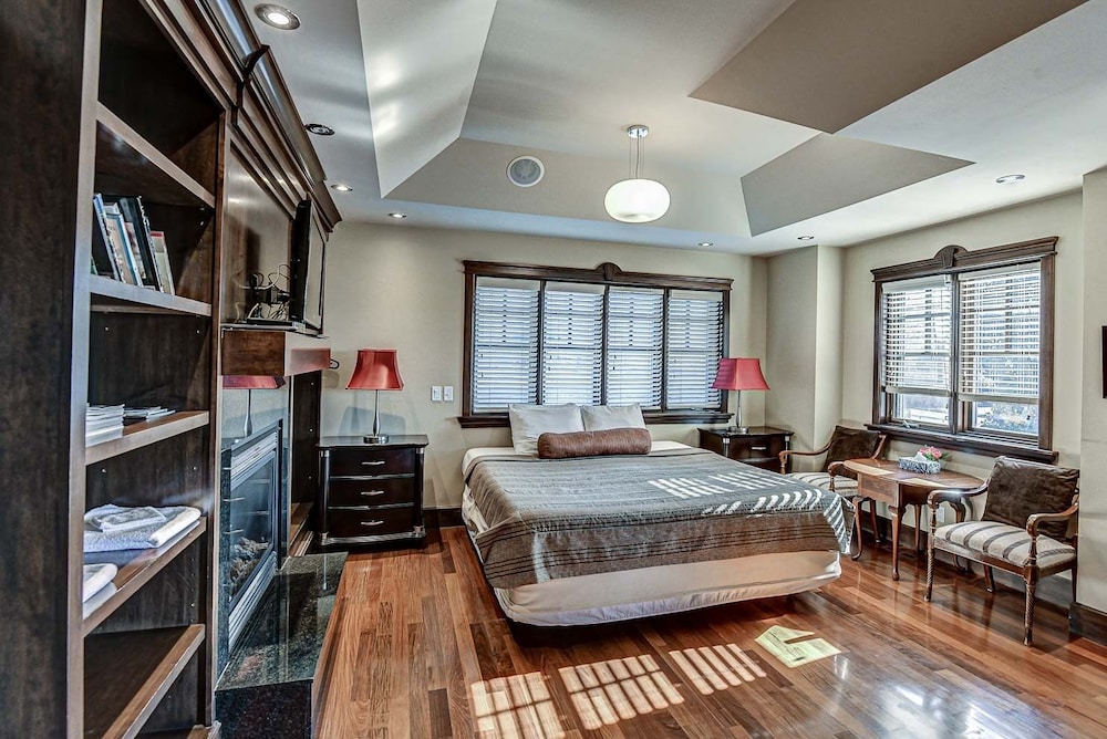 King Suite with balcony, fireplace photo 1