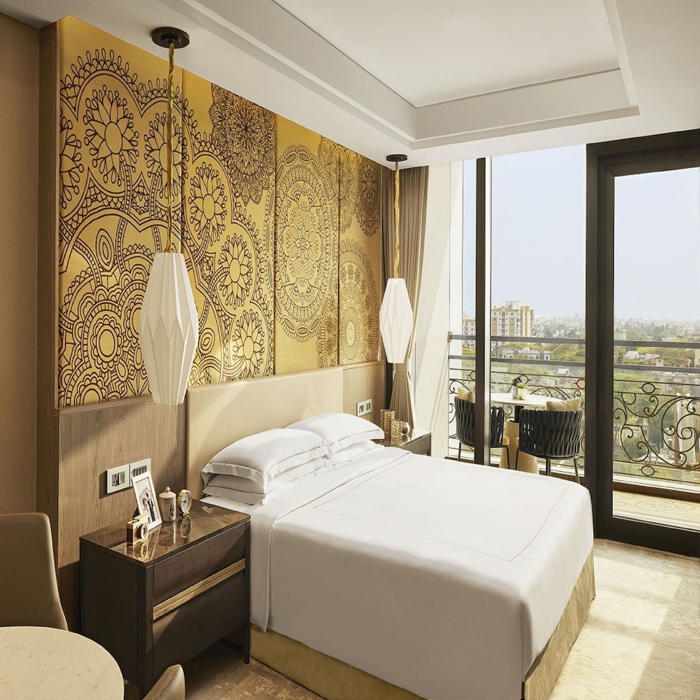 Premium Studio, 1 King Bed, Balcony - Photo 5