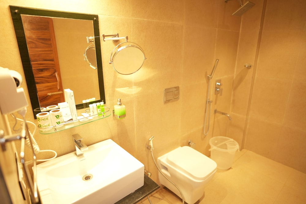 Luxury Suite, Partial Ocean View photo 3