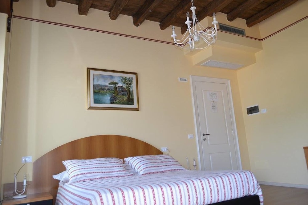 Double Room, 1 Queen Bed photo 1