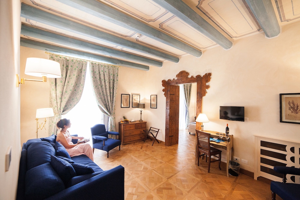 Suite - Photo 3