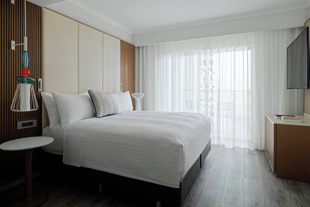 Junior Suite, 1 King Bed, Balcony