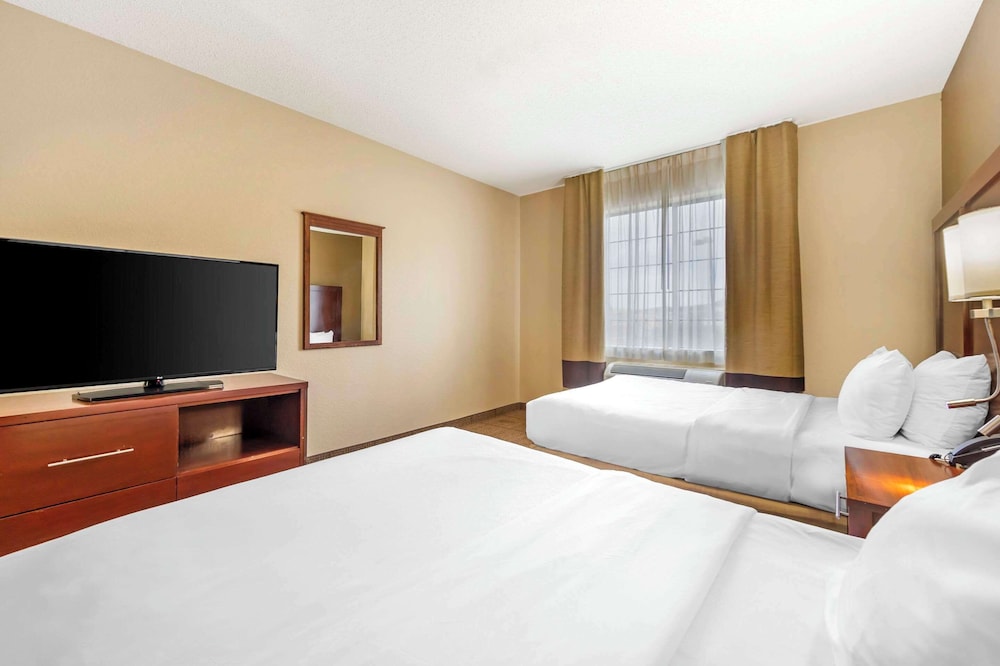 Suite, Multiple Beds, Non Smoking photo 3