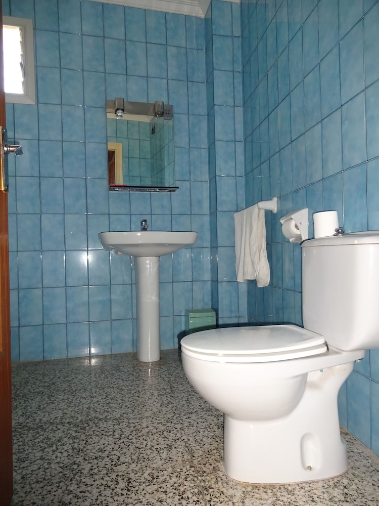 Basic Twin Room with shared bathroom photo 2
