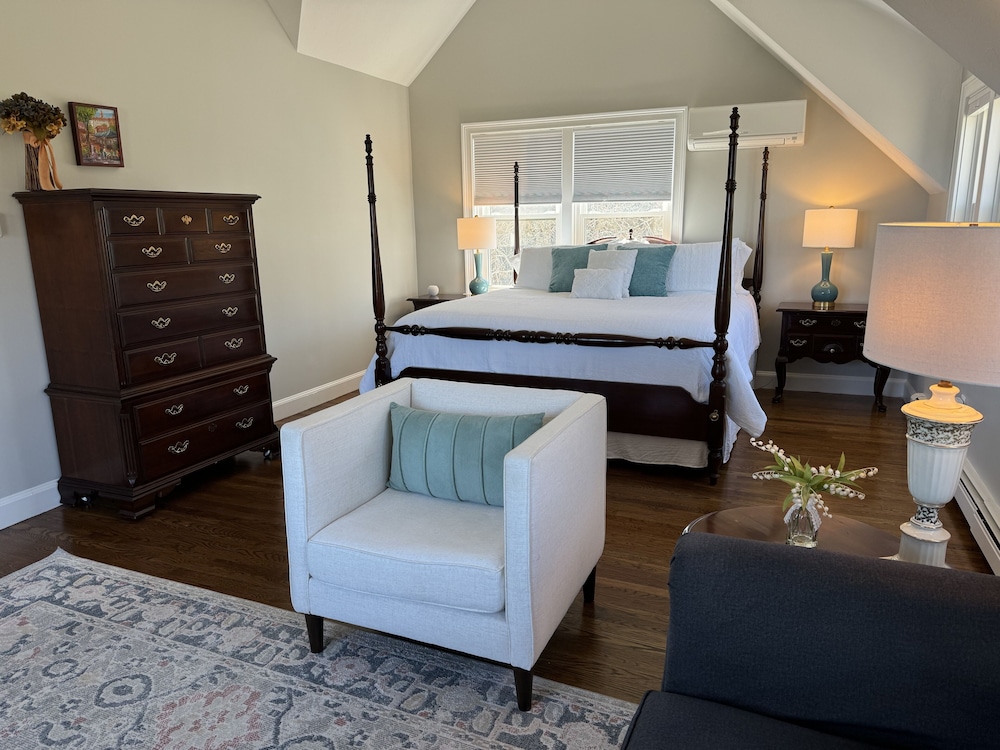 Superior Suite, 1 King Bed, Ocean View photo 1