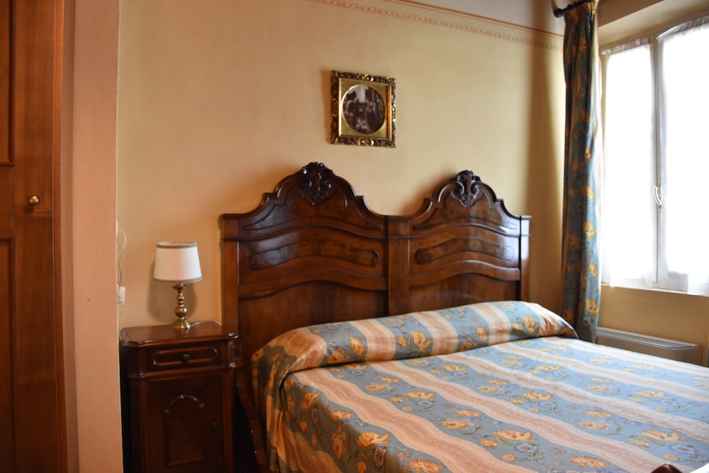 Classic Double Room, 1 King Bed, Non Smoking, Garden View photo 2