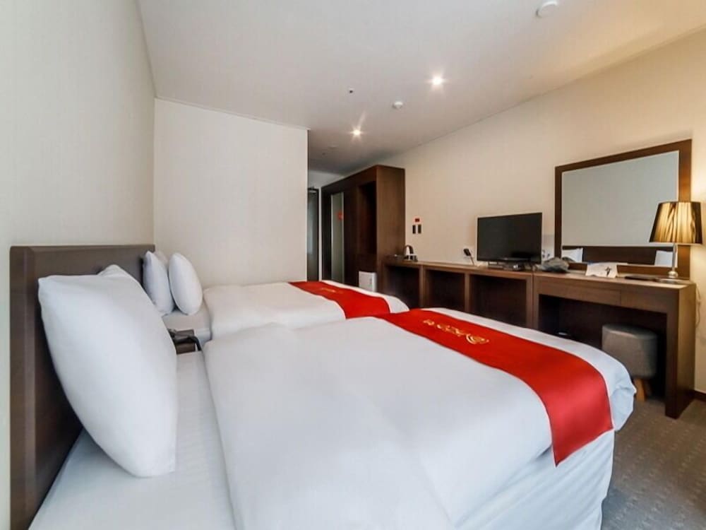 Family Twin Room - Photo 1