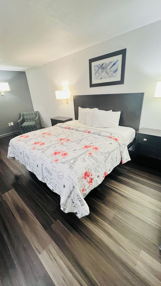 Design Single Room, 1 King Bed, Non Smoking - Photo 1