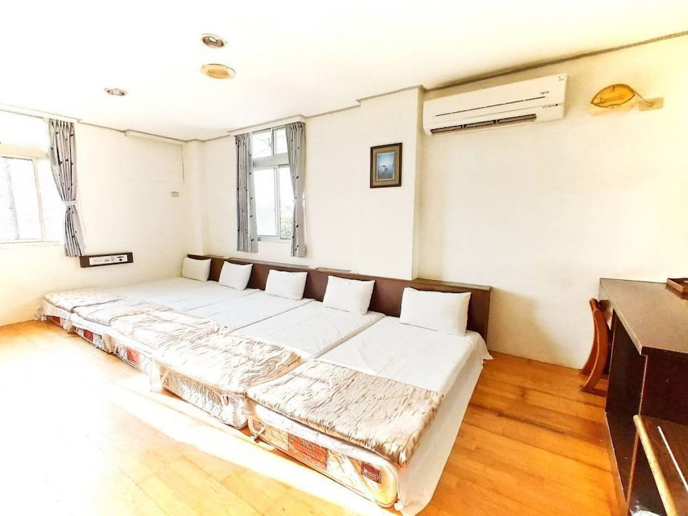 Standard Room, Multiple Beds - Photo 3