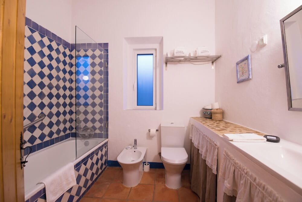 House, 2 Bedrooms (6) photo 2