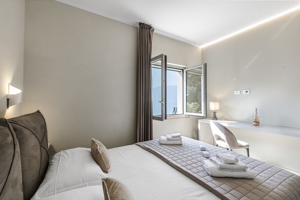 Family House, Multiple Bedrooms, Lakeside (Boutique apartment Nettuno with Pool)