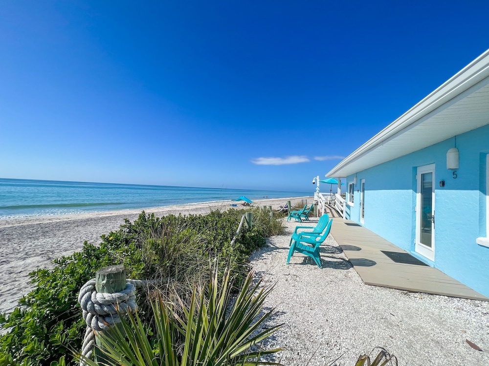 King Beachfront Efficiency, No Pets Allowed photo 3