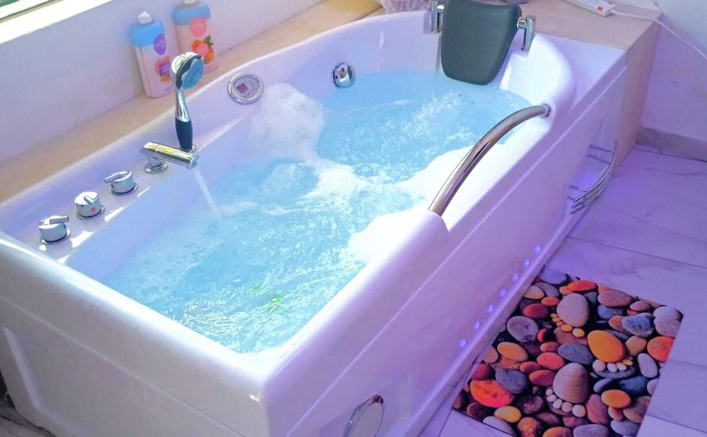 Luxury Apartment, Jetted Tub