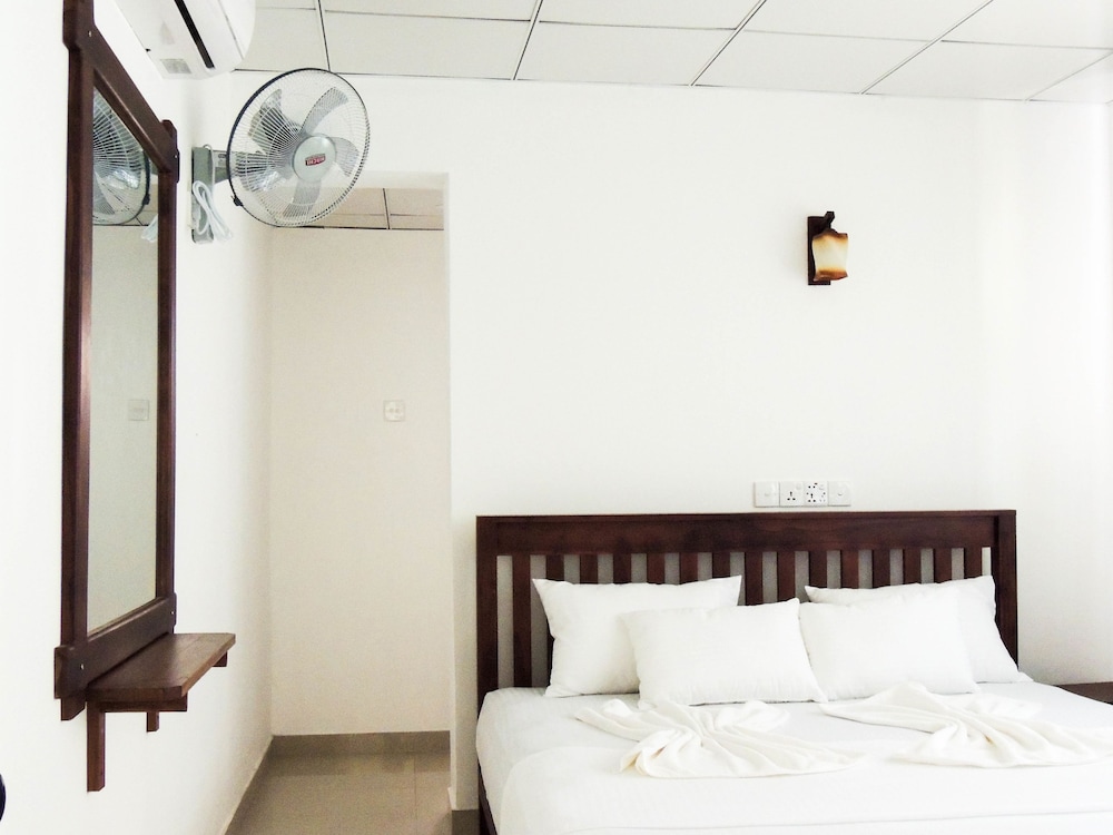 Deluxe Double Room Single Use, 1 Bedroom, Smoking, Garden View photo 3