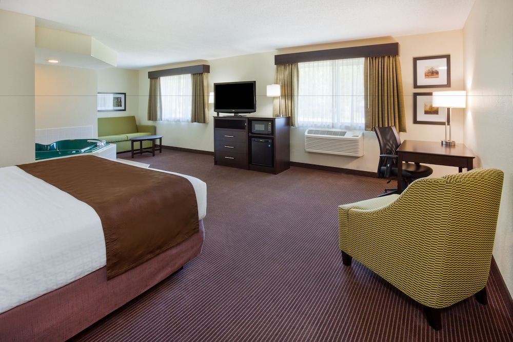 Deluxe Suite, 1 King Bed, Non Smoking - Photo 2