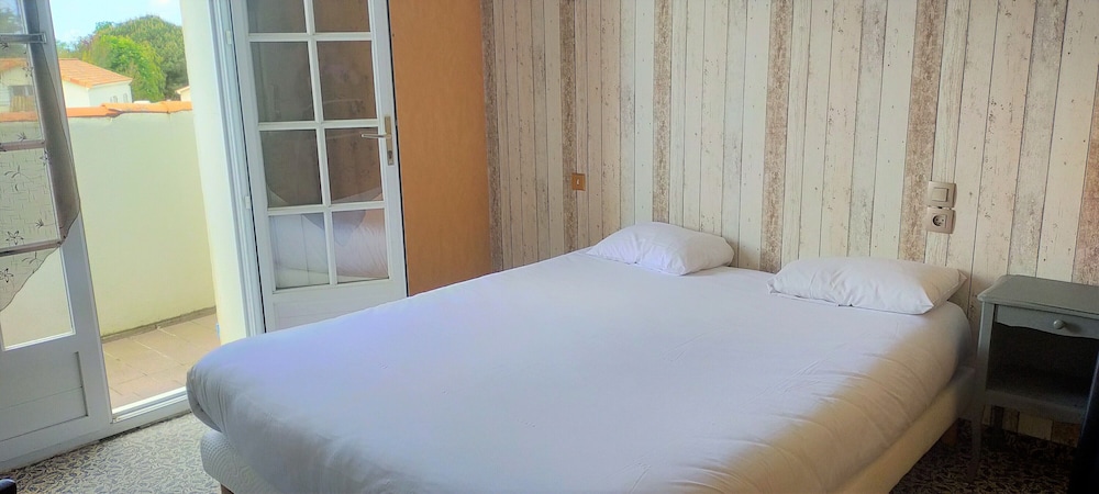 Standard Double Room - Photo 8