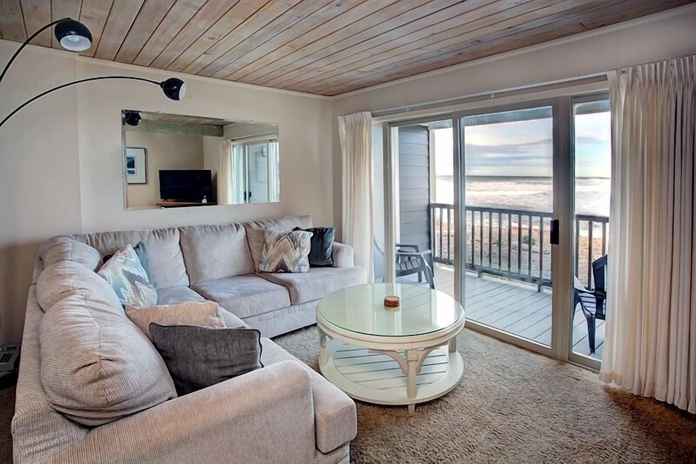 Studio, 1 Queen Bed, Ocean View, No Pets photo 3