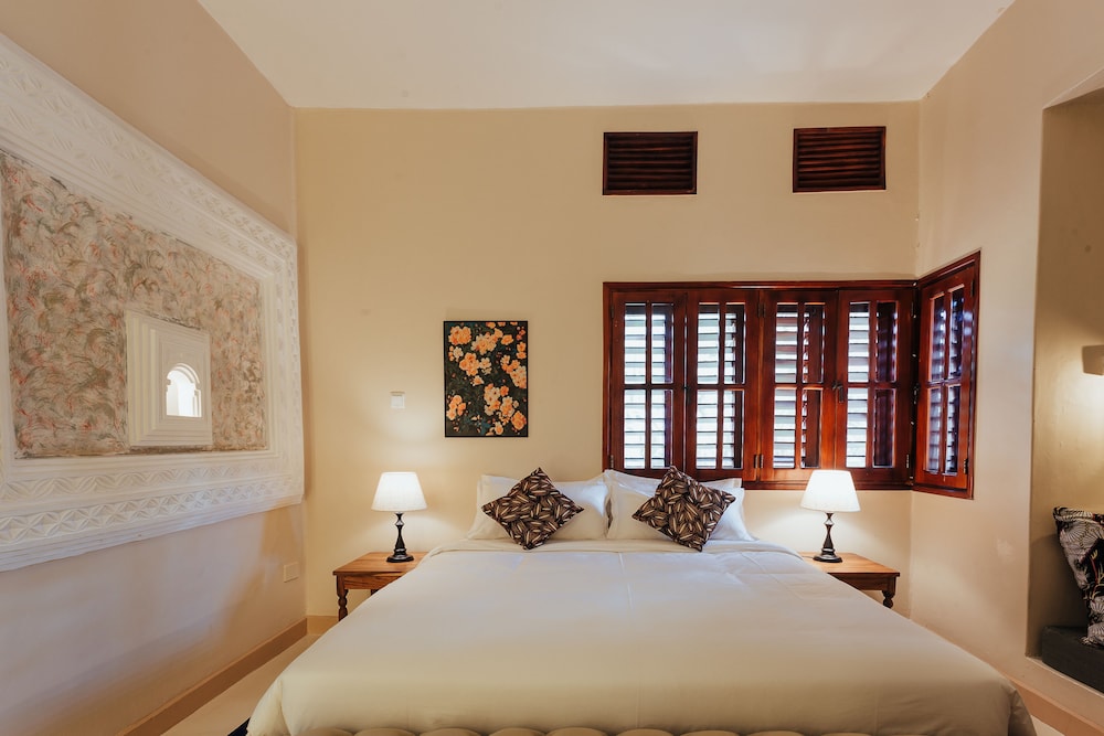 Deluxe Room, 1 King Bed, Refrigerator photo 2