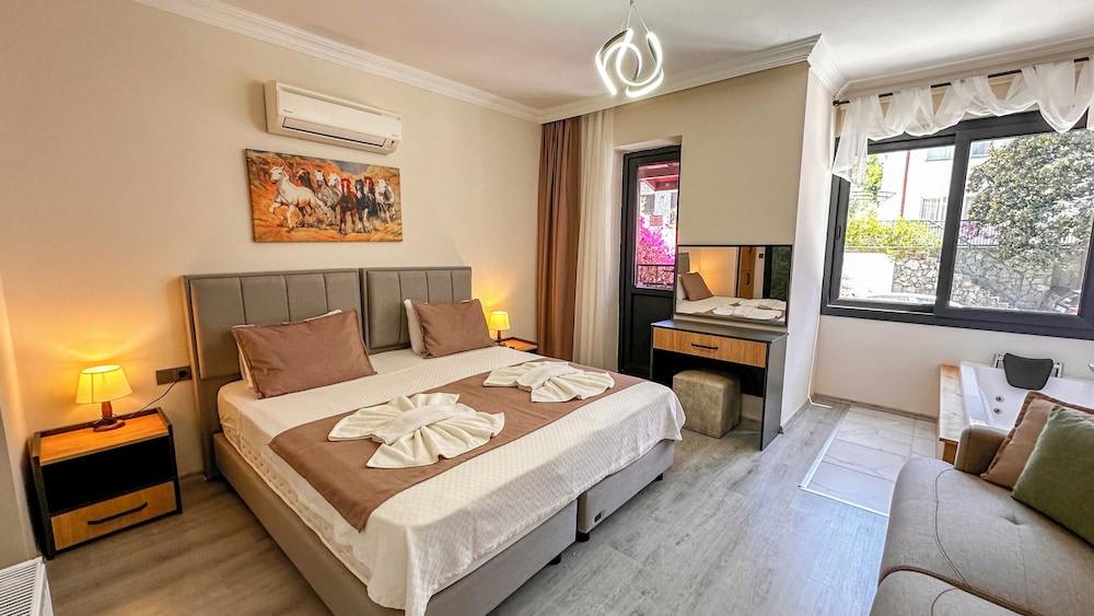 Queen Studio Room With Jacuzzi 203-204