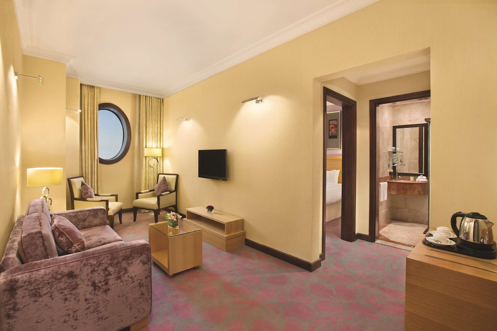 Suite, 1 King Bed photo 2