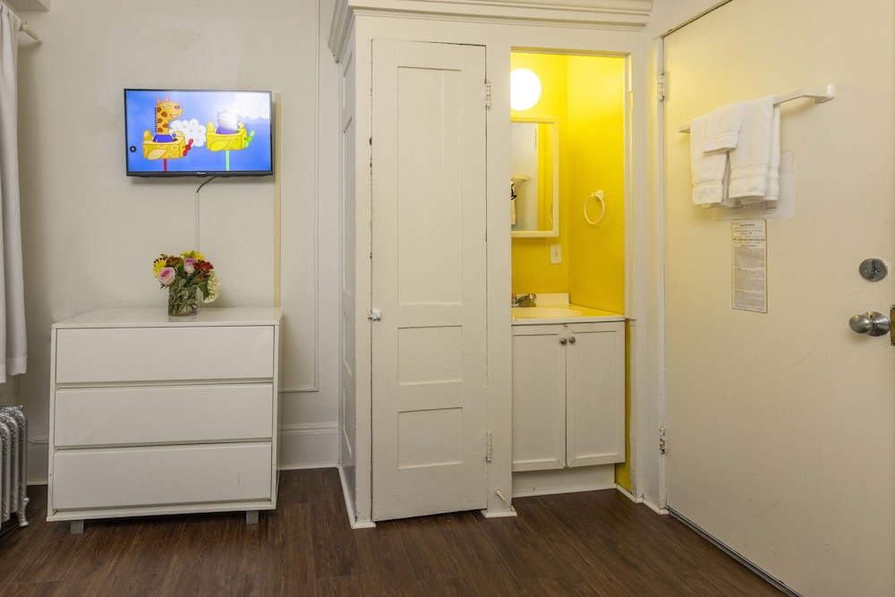 Economy Double Room, Private Bathroom - Photo 4