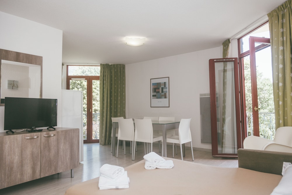 Family Apartment, 2 Bedrooms (6 pax) photo 2