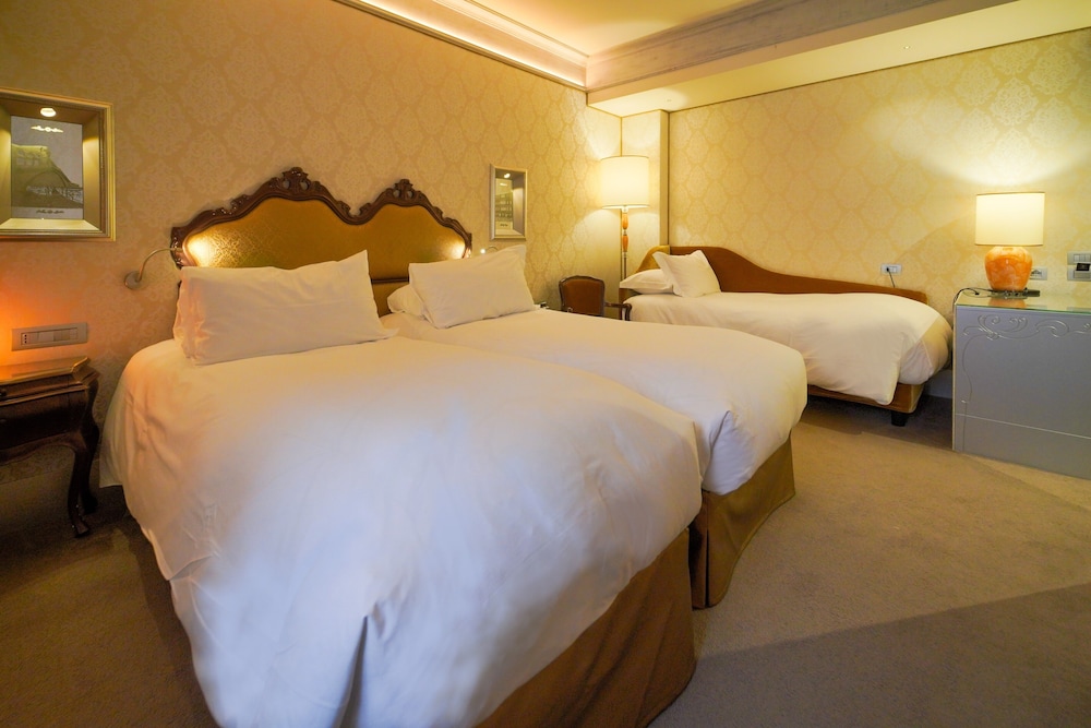 Superior Triple Room, 1 King Bed with Sofa bed thumbnail 6