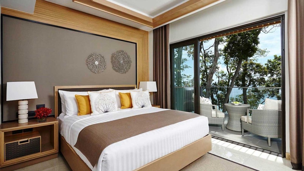 Club Two Bedroom Suite Ocean Balcony - Photo 2
