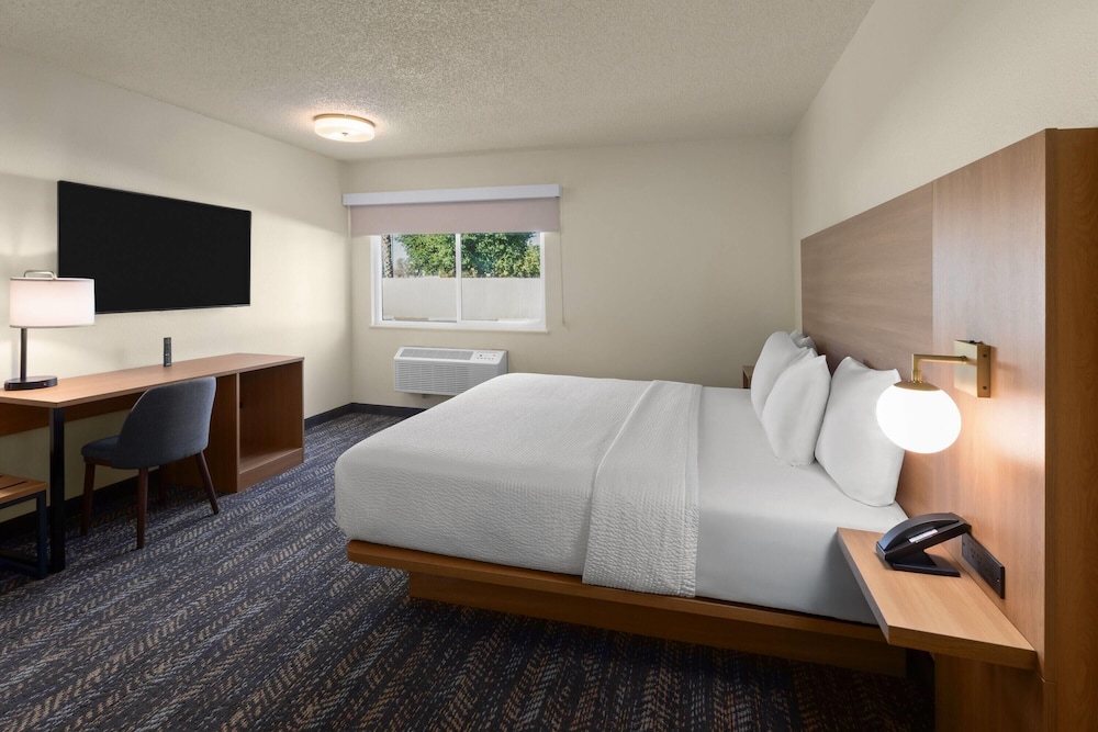 Room, 1 King Bed, Mobility Accessible, Non Smoking (Roll-in Shower) - Photo 1