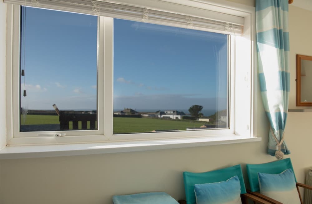Twin Room, Ensuite, Sea View photo 2