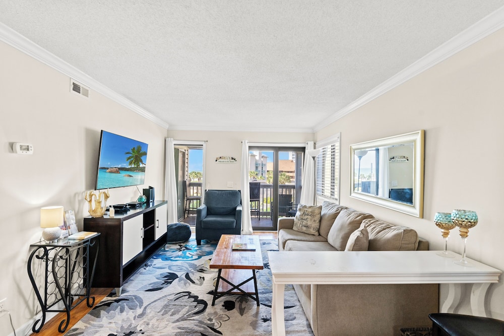 Deluxe Condo, 2 Bedrooms, Balcony, Ocean View (317A)