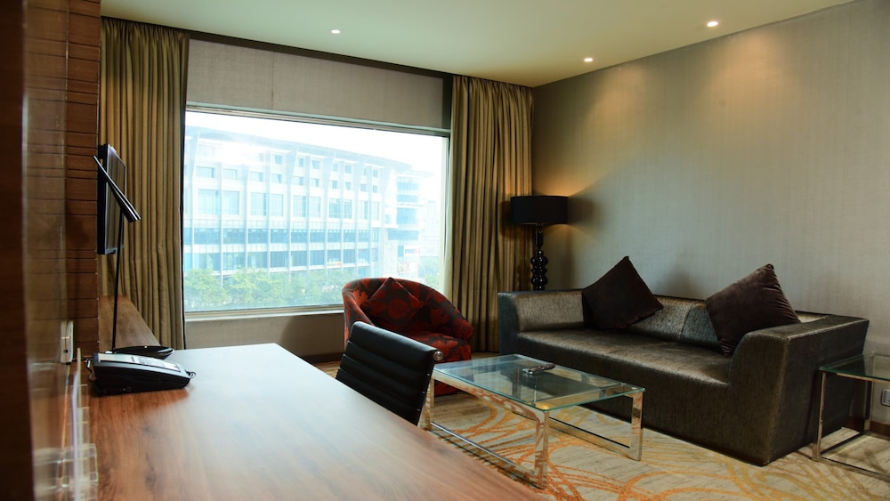 Suite, 1 King Bed, Smoking photo 2