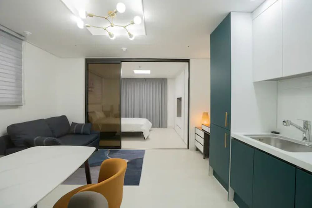 Premium Queen, Ocean View (Sofa Bed)