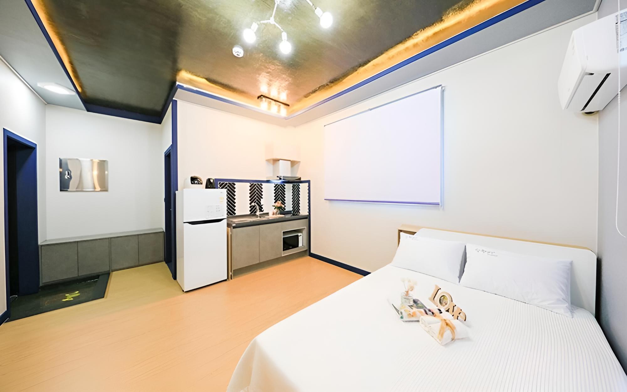Room (Room 204) - Photo 2