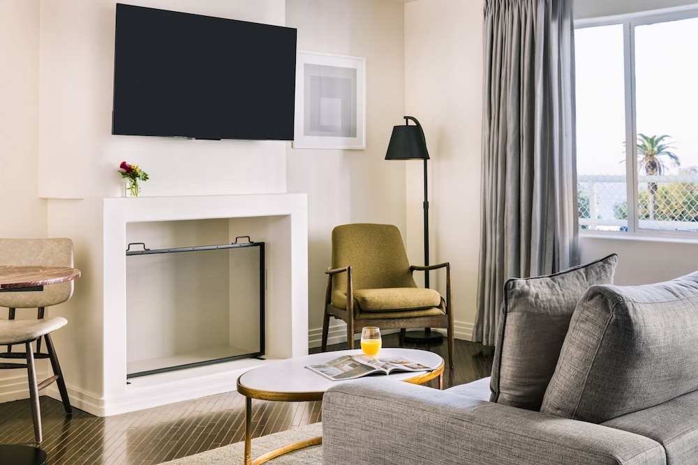 Signature Suite, 1 Queen Bed with Sofa bed photo 3