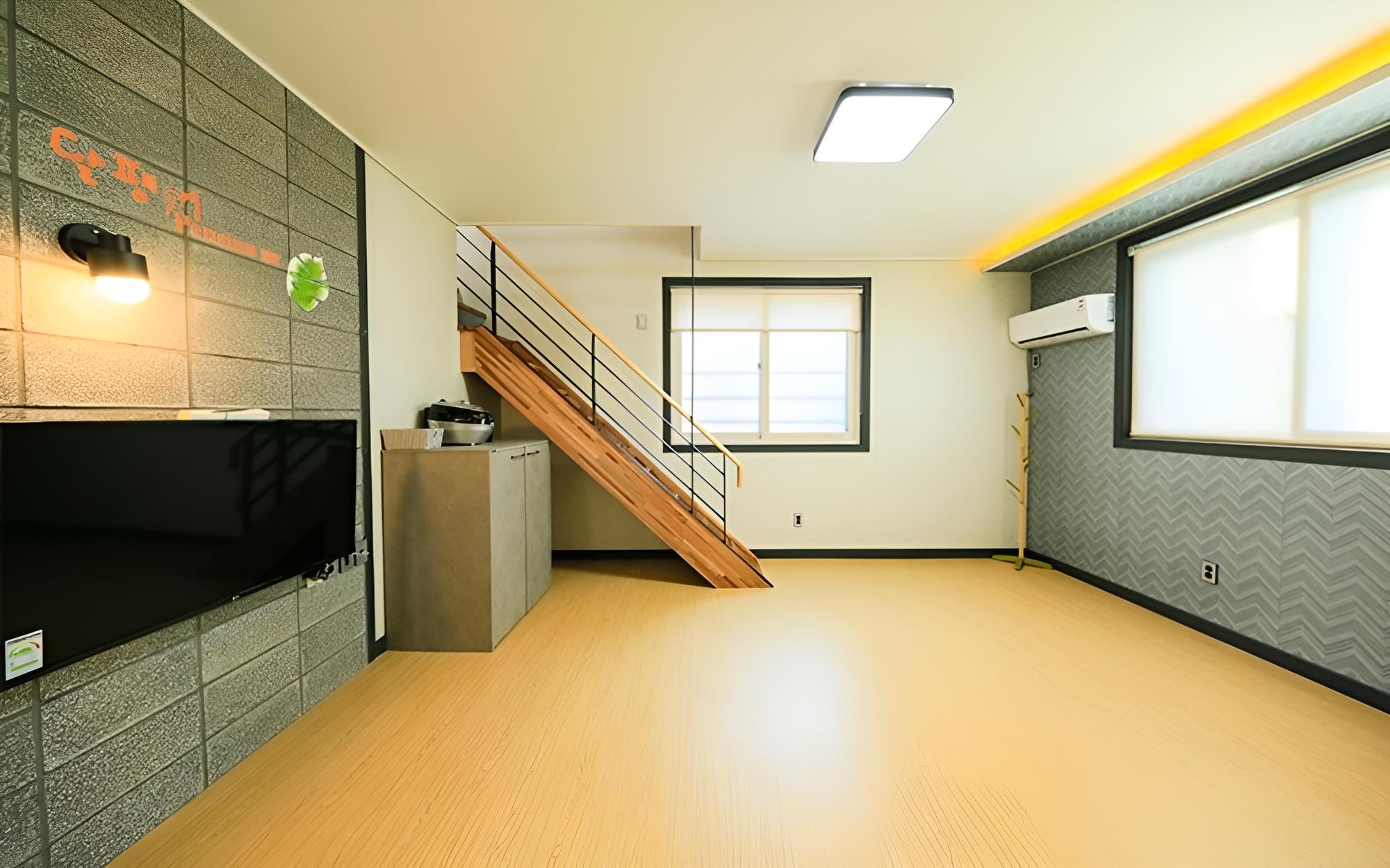 Room (Room 302 (duplex)) - Photo 1