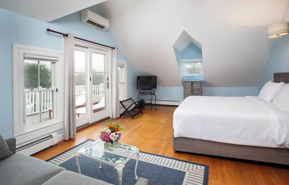 Tosh Room, 1 King Bed & Pullout Sofa Bed