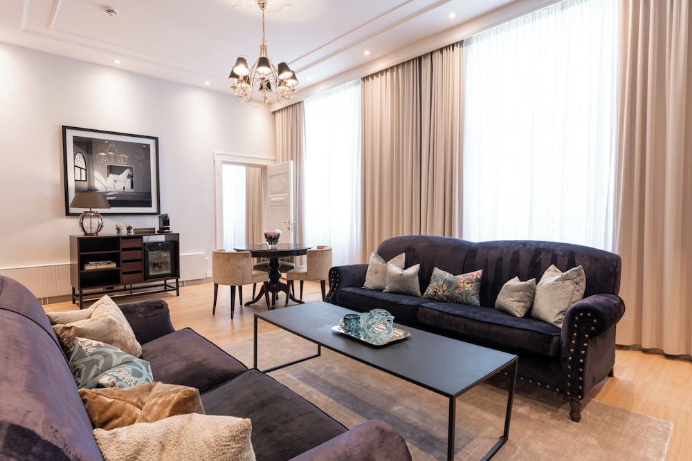 Suite - Photo 17