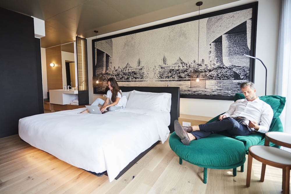 Signature Room, 1 King Bed, City View thumbnail 5