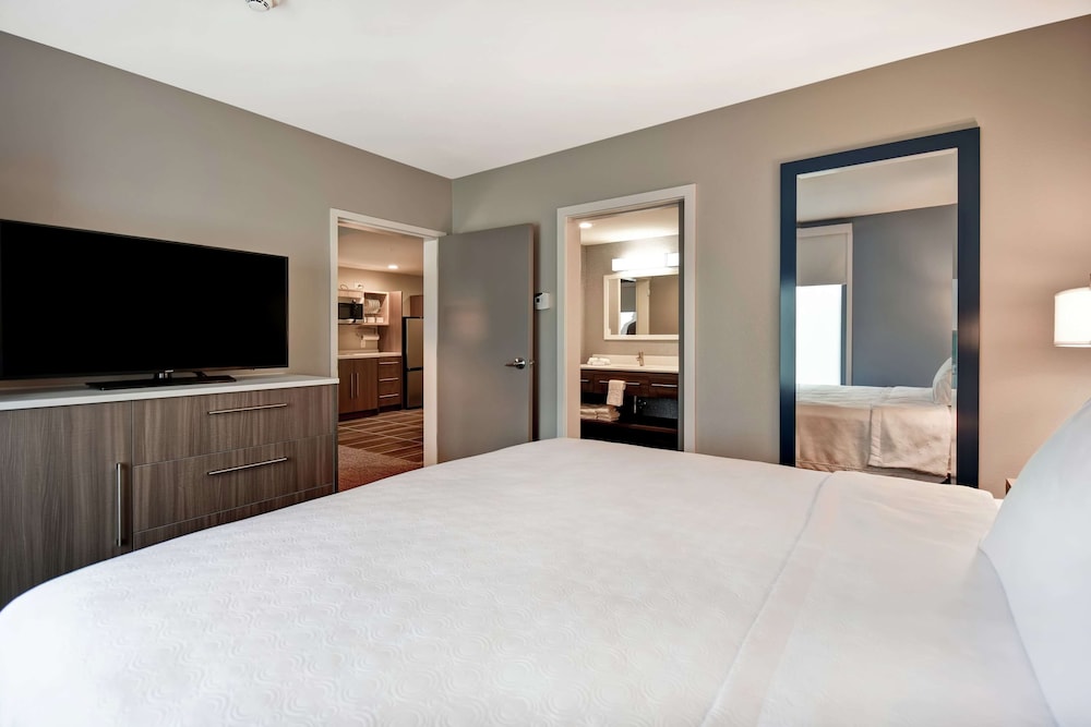 Suite, 1 King Bed, Accessible (Mobility & Hearing, Roll-in Shower) photo 3