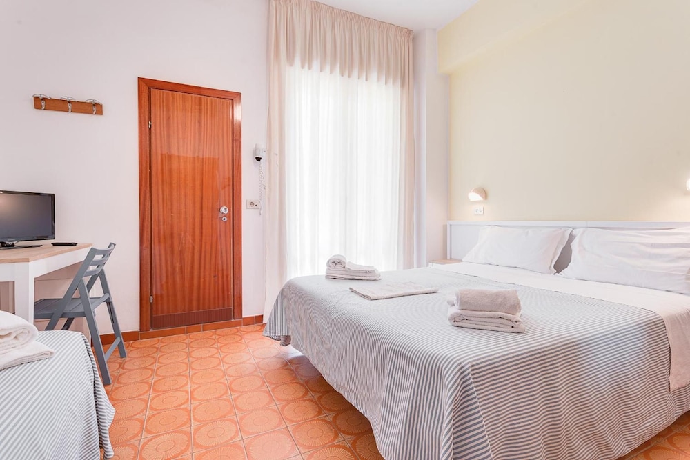 Basic Triple Room photo 3