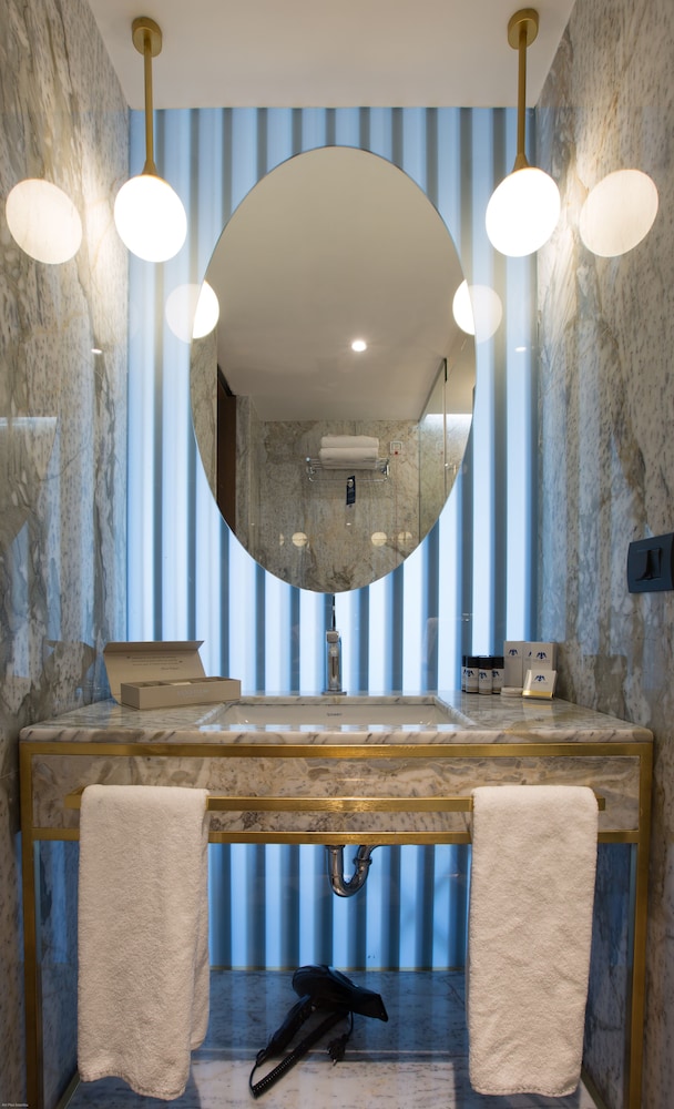 Luxury King Suite photo 2