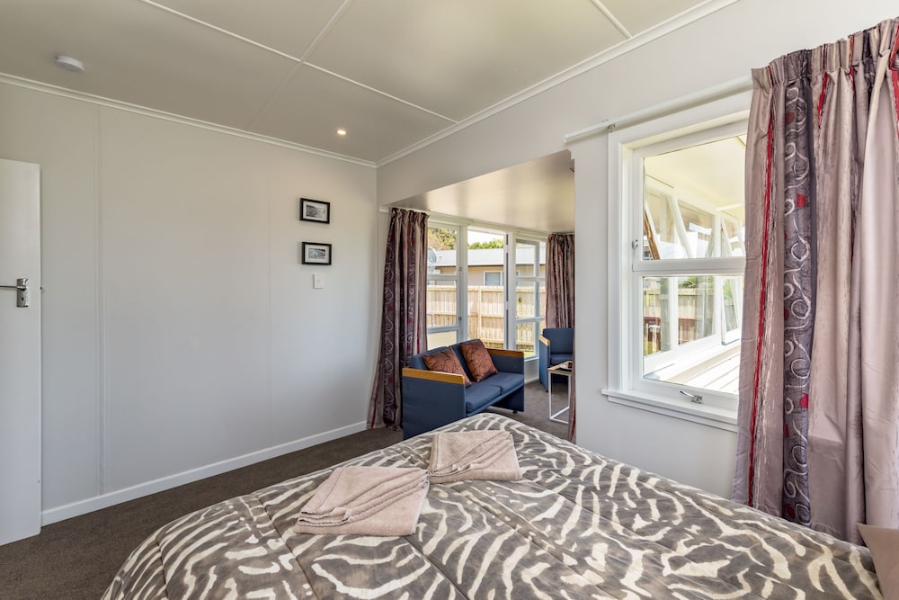 Waitangi Beach Bach 30A photo 1