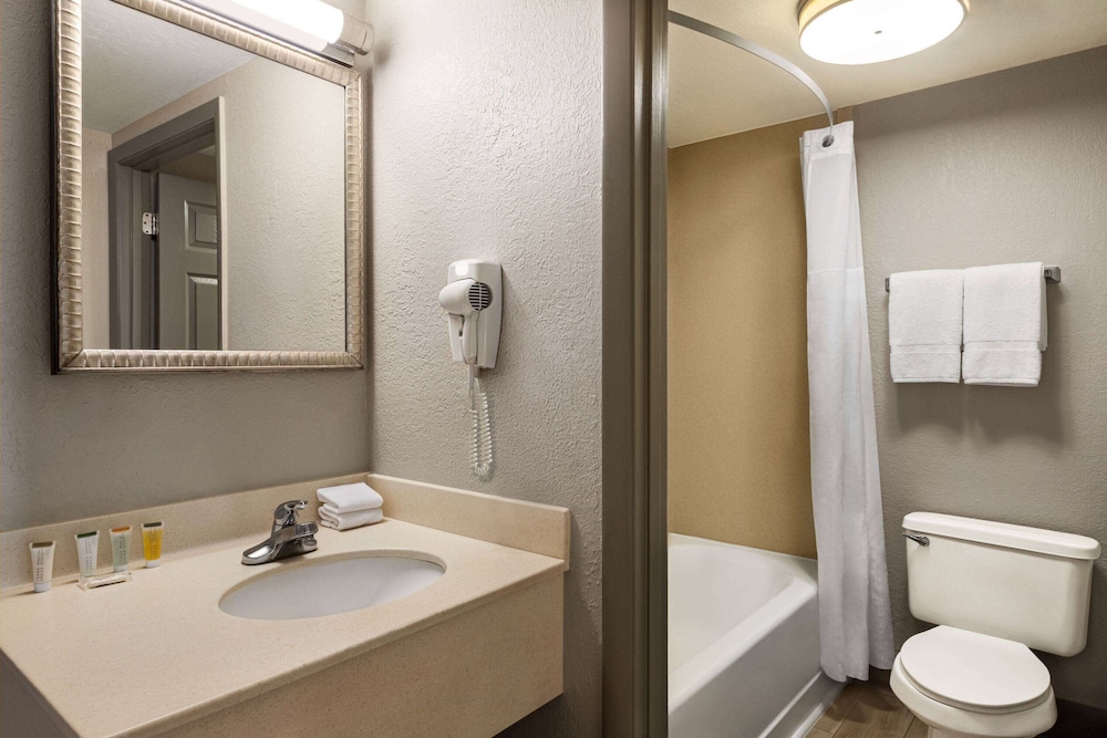 Deluxe Room, 2 Queen Beds, Smoking - Photo 5